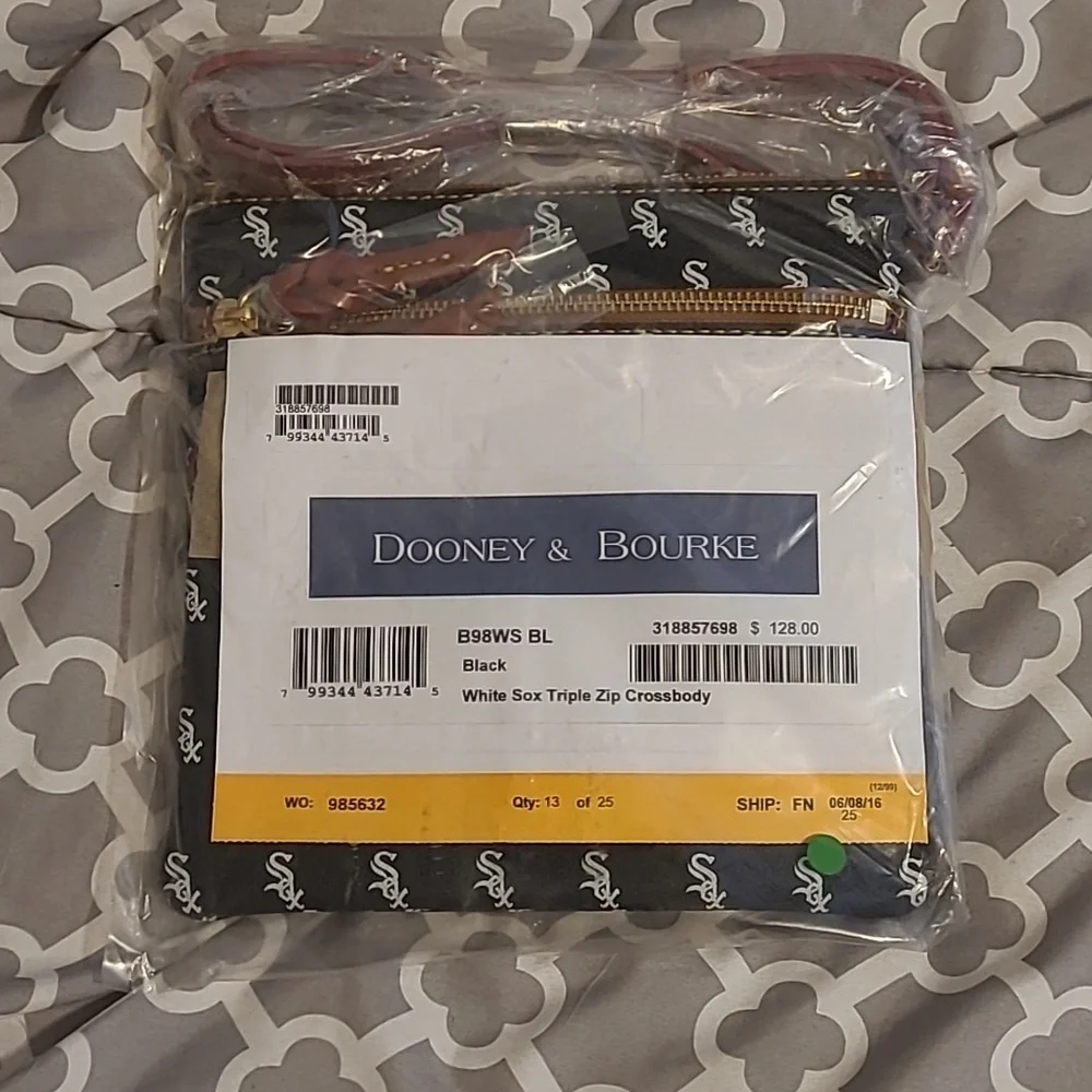 dooney and bourke purse - Picture 1 of 2